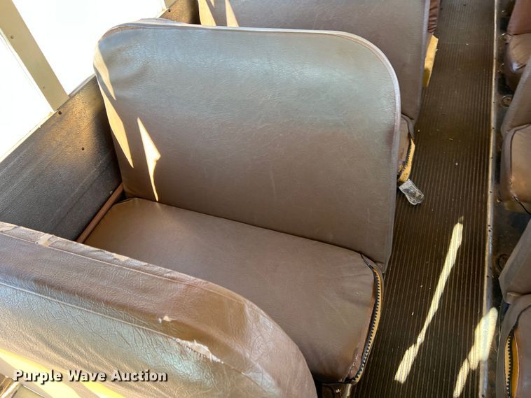 image for item DS2746 1992 International 3800  school bus