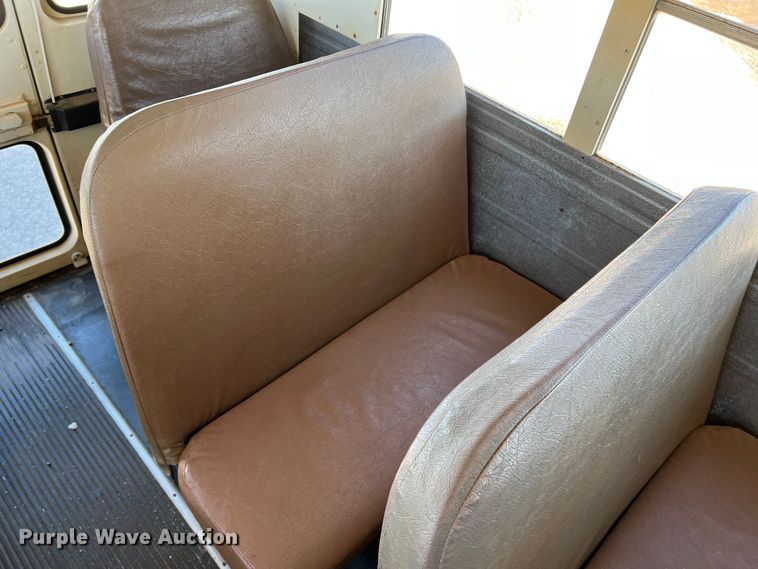 image for item DS2746 1992 International 3800  school bus