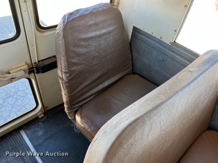 image for item DS2746 1992 International 3800  school bus