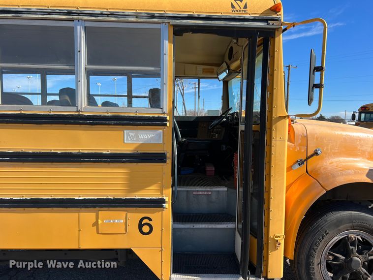 image for item DS2747 1992 International 3800  school bus