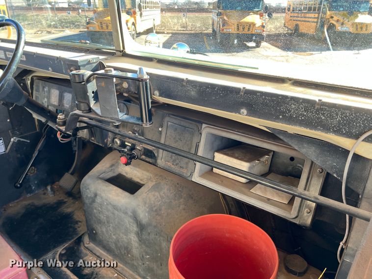 image for item DS2747 1992 International 3800  school bus