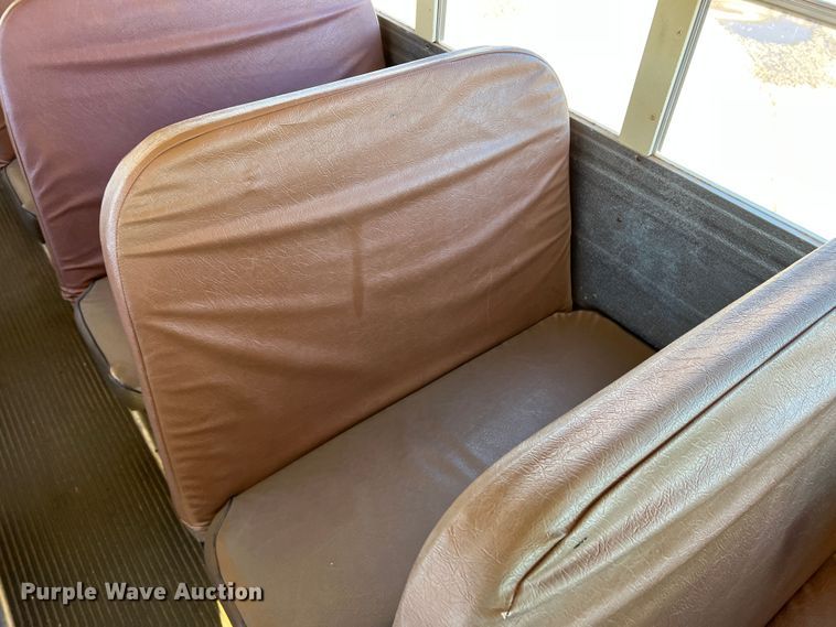 image for item DS2747 1992 International 3800  school bus