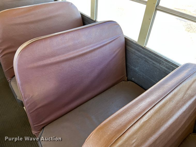 image for item DS2747 1992 International 3800  school bus