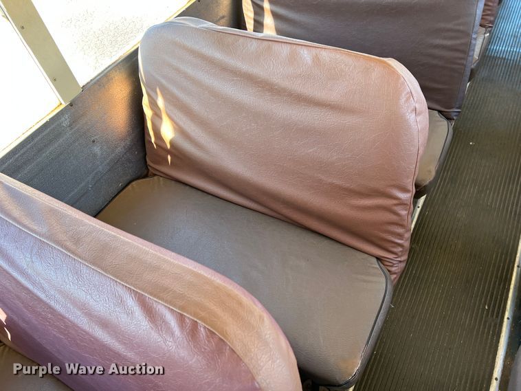 image for item DS2747 1992 International 3800  school bus