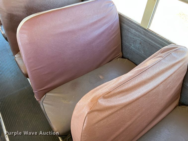 image for item DS2747 1992 International 3800  school bus