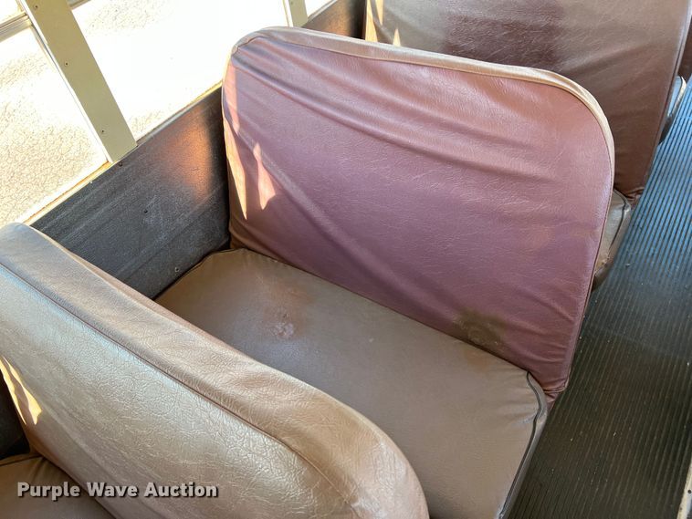 image for item DS2747 1992 International 3800  school bus