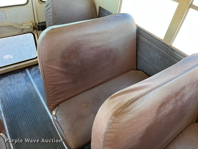 image for item DS2747 1992 International 3800  school bus