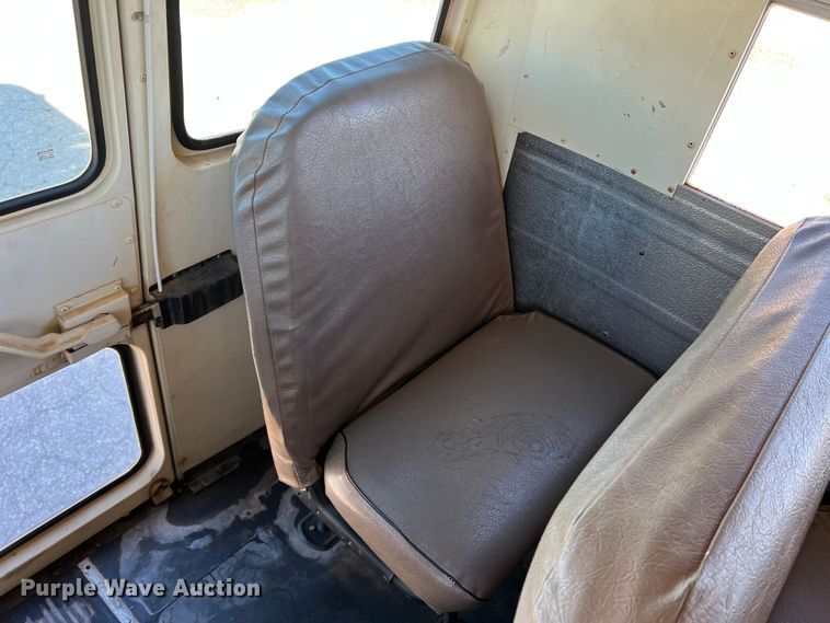 image for item DS2747 1992 International 3800  school bus