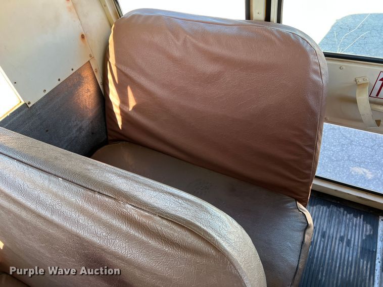 image for item DS2747 1992 International 3800  school bus