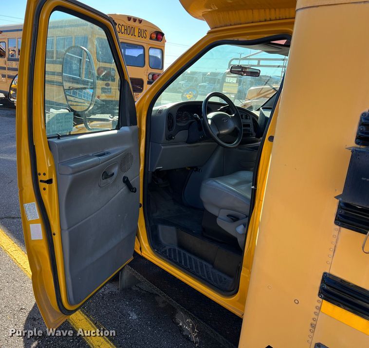 image for item DS2748 2005 Blue Bird E450 Super Duty  school bus