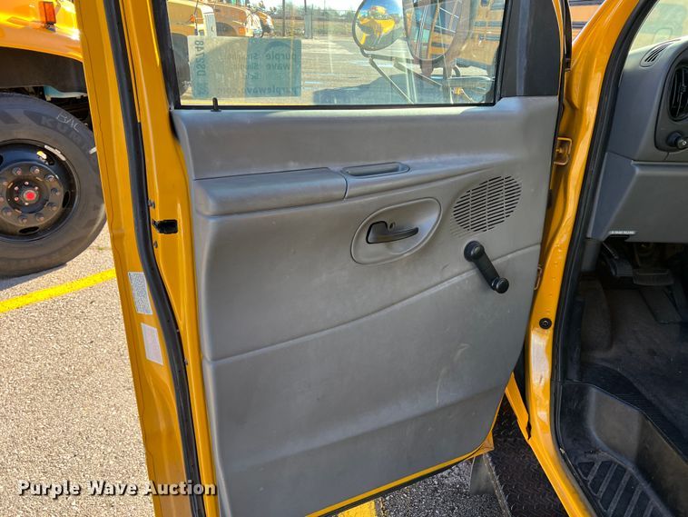 image for item DS2748 2005 Blue Bird E450 Super Duty  school bus