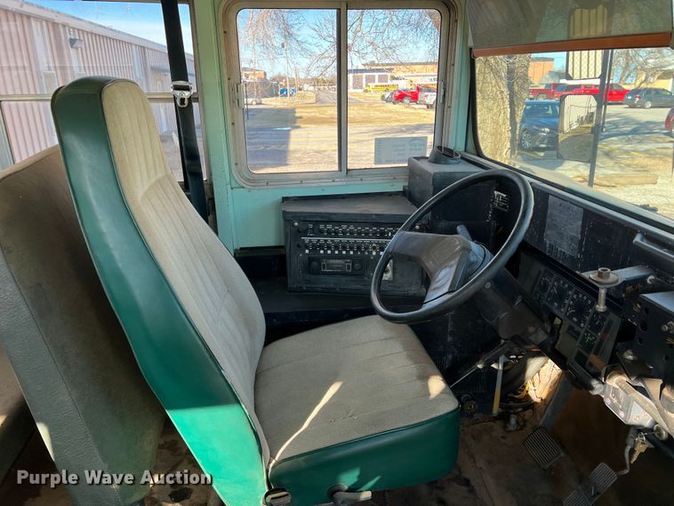 image for item DS2749 1995 International 3800  school bus