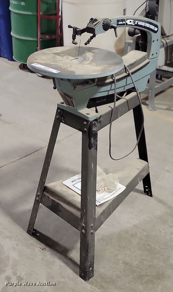 Delta Q3 18" scroll saw in Des Moines, IA Item IO9381 sold Purple Wave