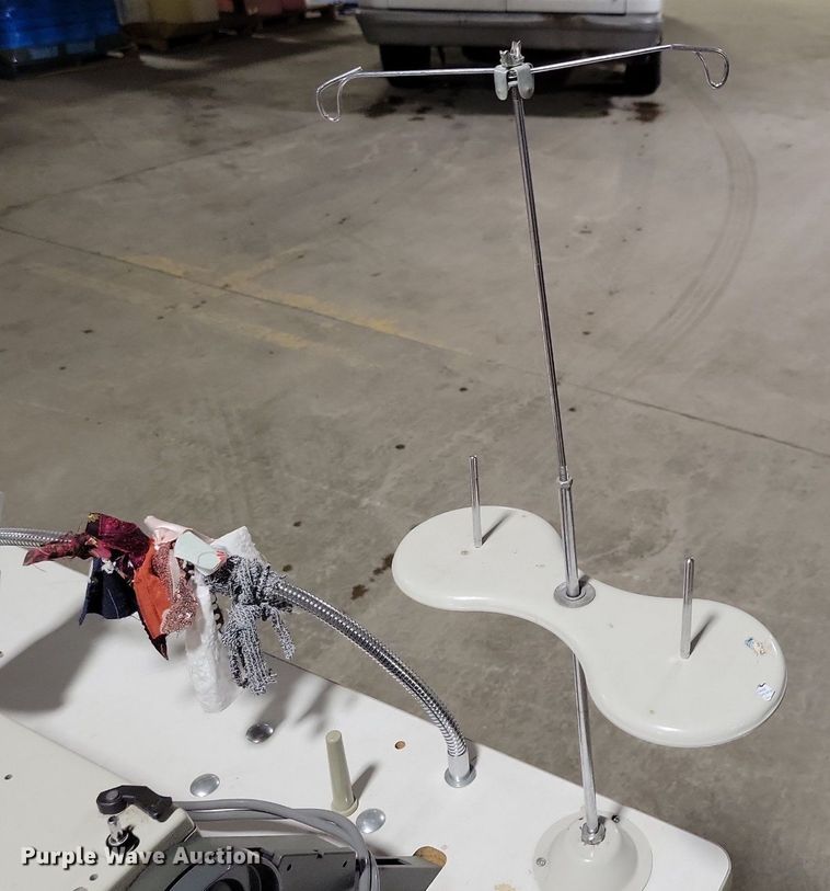 image for item IO9387 Singer  sewing machine