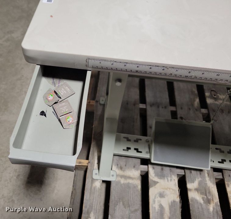 image for item IO9391 Singer  sewing machine