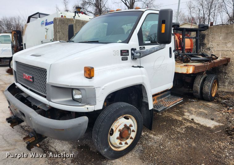 image for item JB9563 2004 GMC C5500  flatbed truck