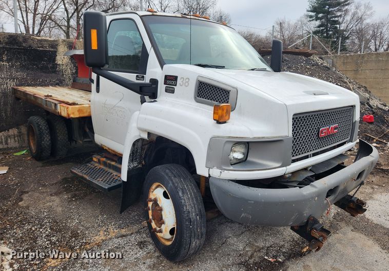 image for item JB9563 2004 GMC C5500  flatbed truck