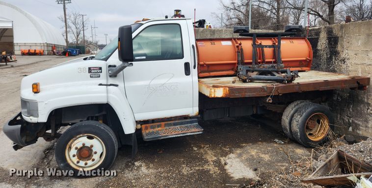 image for item JB9563 2004 GMC C5500  flatbed truck