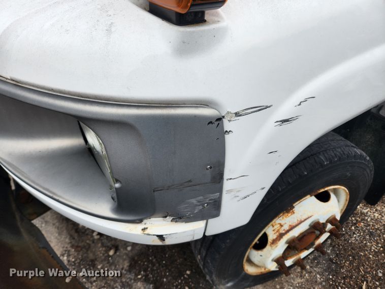 image for item JB9563 2004 GMC C5500  flatbed truck