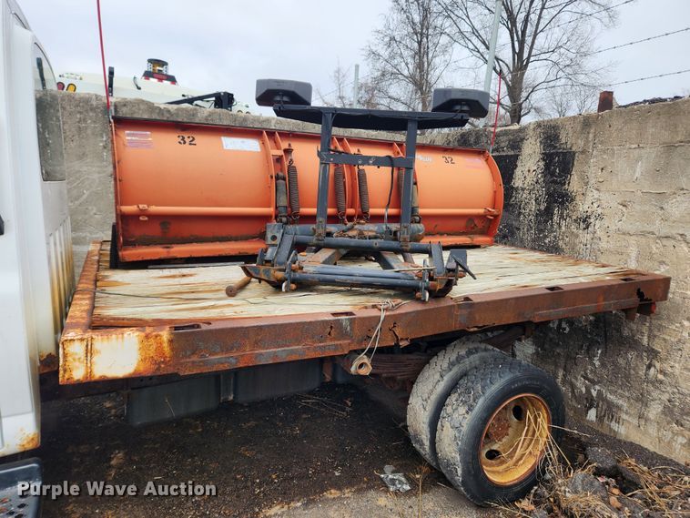 image for item JB9563 2004 GMC C5500  flatbed truck