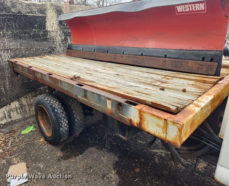 image for item JB9563 2004 GMC C5500  flatbed truck