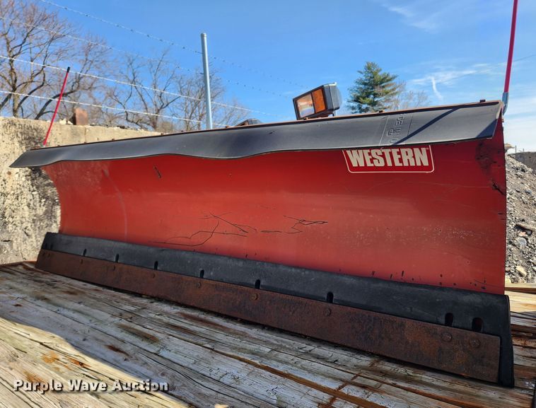 image for item JB9563 2004 GMC C5500  flatbed truck