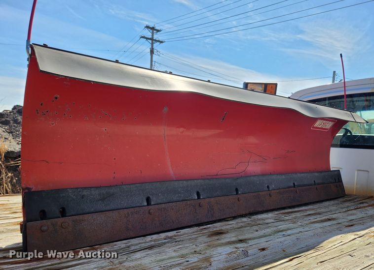 image for item JB9563 2004 GMC C5500  flatbed truck