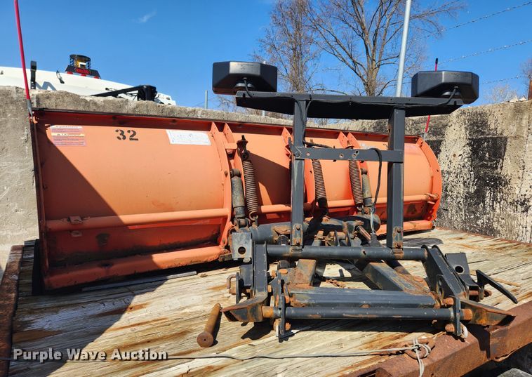 image for item JB9563 2004 GMC C5500  flatbed truck