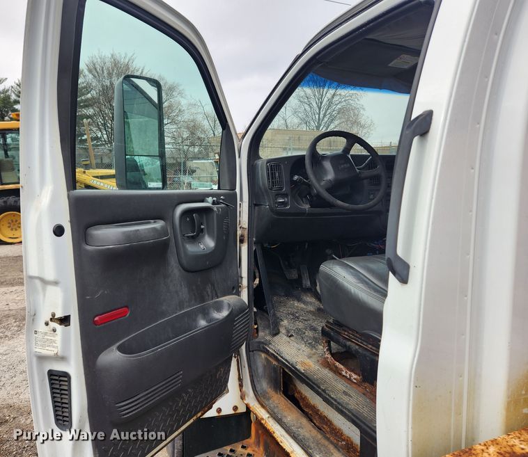 image for item JB9563 2004 GMC C5500  flatbed truck