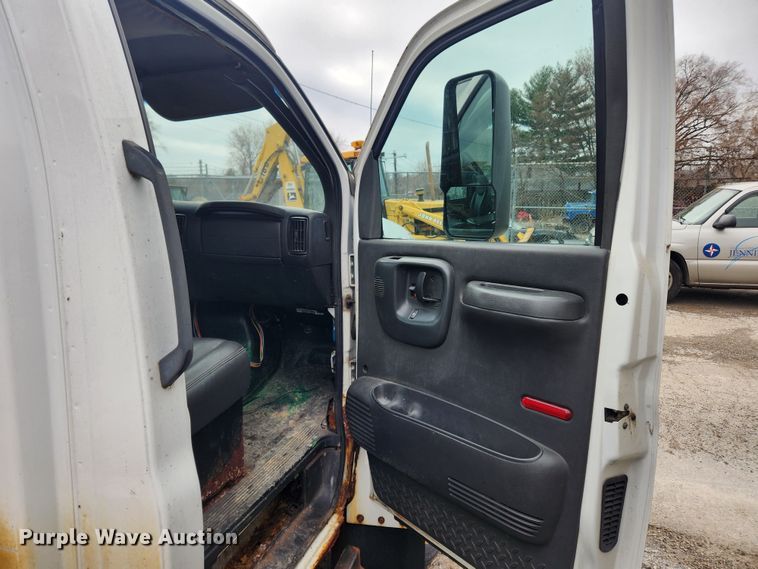 image for item JB9563 2004 GMC C5500  flatbed truck