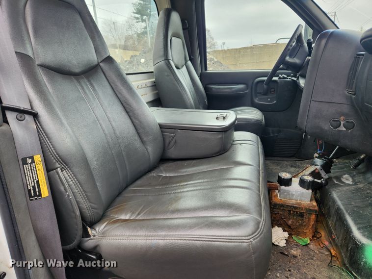 image for item JB9563 2004 GMC C5500  flatbed truck