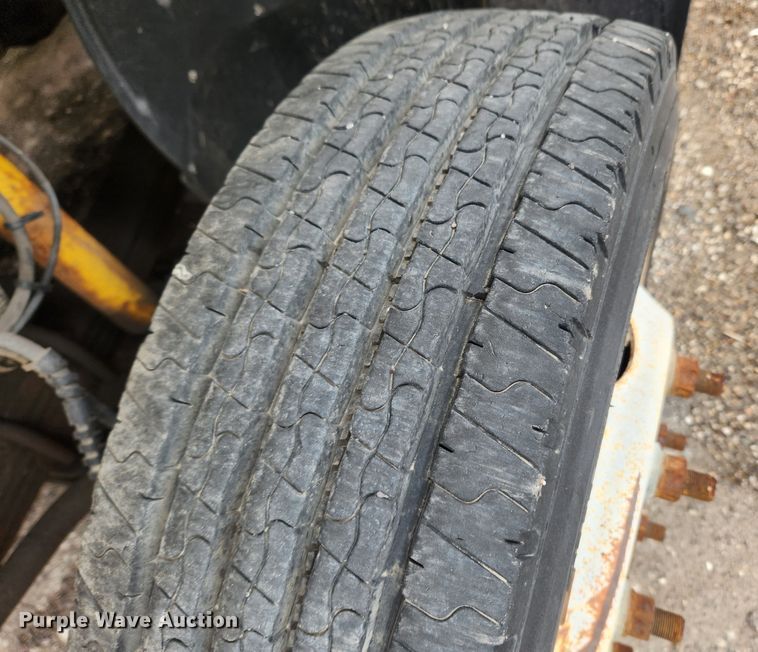 image for item JB9563 2004 GMC C5500  flatbed truck