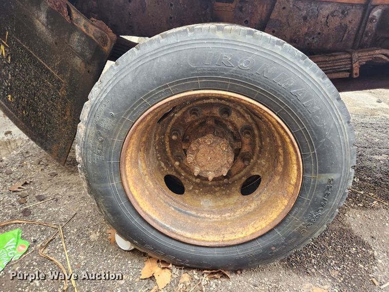 image for item JB9563 2004 GMC C5500  flatbed truck