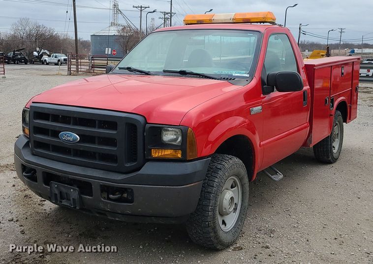 image for item JG9400 2006 Ford F250 Super Duty XL  utility bed pickup truck