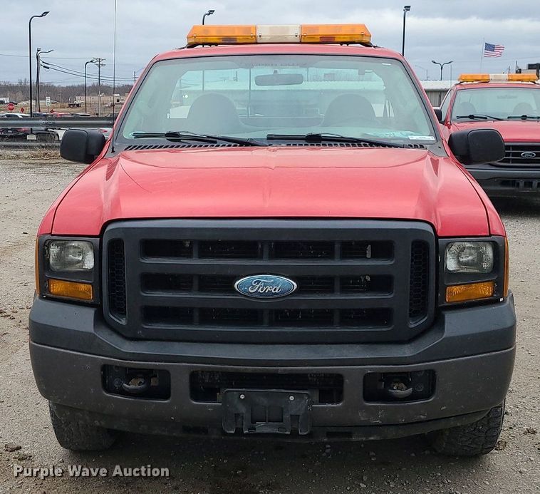 image for item JG9400 2006 Ford F250 Super Duty XL  utility bed pickup truck