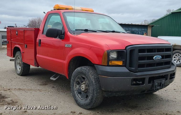 image for item JG9400 2006 Ford F250 Super Duty XL  utility bed pickup truck