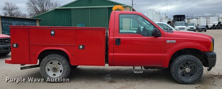 image for item JG9400 2006 Ford F250 Super Duty XL  utility bed pickup truck