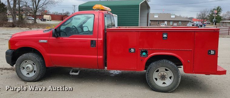 image for item JG9400 2006 Ford F250 Super Duty XL  utility bed pickup truck