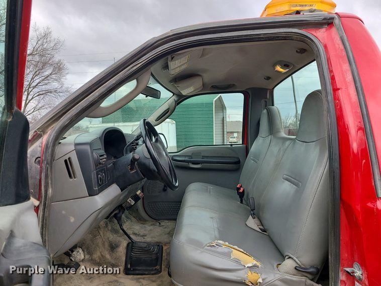 image for item JG9400 2006 Ford F250 Super Duty XL  utility bed pickup truck