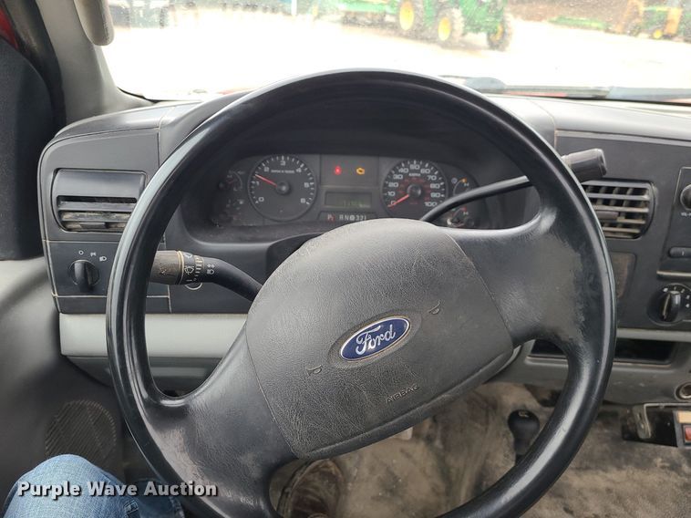 image for item JG9400 2006 Ford F250 Super Duty XL  utility bed pickup truck