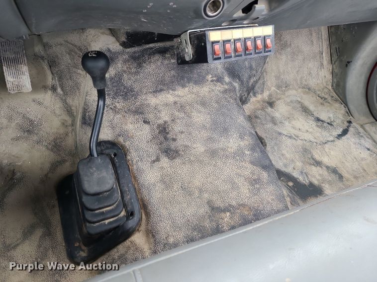 image for item JG9400 2006 Ford F250 Super Duty XL  utility bed pickup truck