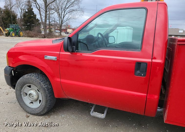 image for item JG9400 2006 Ford F250 Super Duty XL  utility bed pickup truck