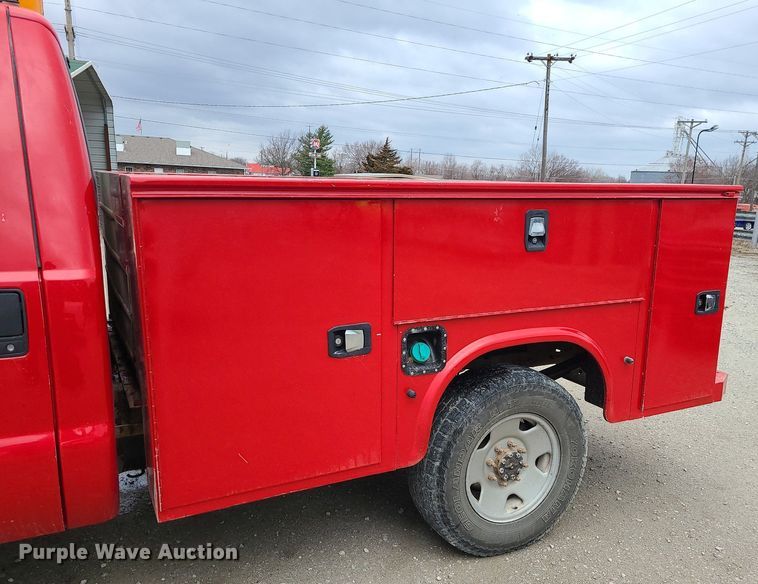 image for item JG9400 2006 Ford F250 Super Duty XL  utility bed pickup truck