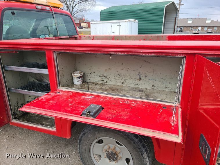 image for item JG9400 2006 Ford F250 Super Duty XL  utility bed pickup truck