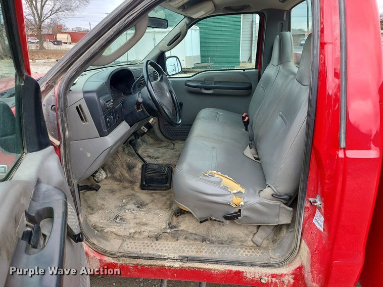 image for item JG9400 2006 Ford F250 Super Duty XL  utility bed pickup truck