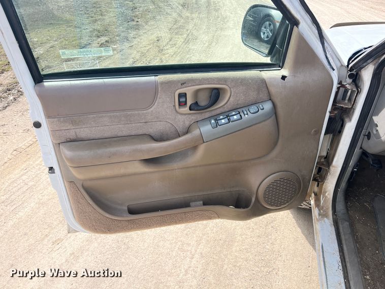 image for item KR9584 1999 Chevrolet Blazer  SUV