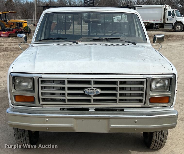 image for item KR9591 1984 Ford F250  flatbed pickup truck