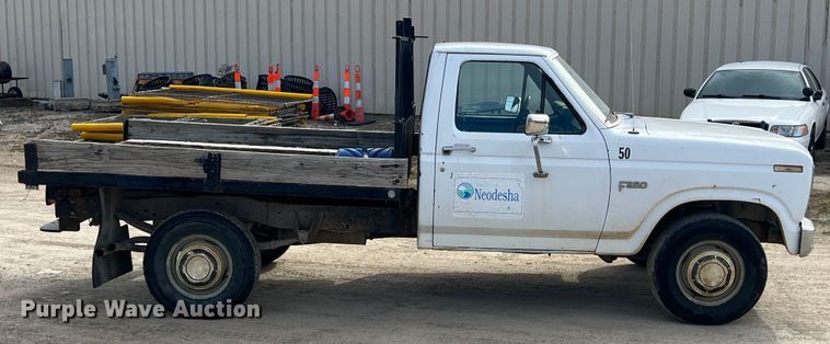 image for item KR9591 1984 Ford F250  flatbed pickup truck