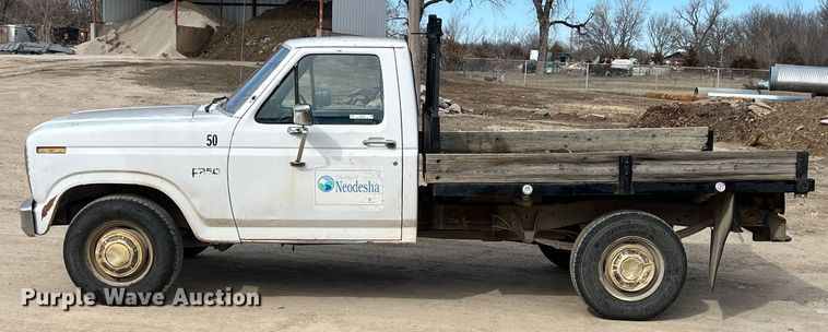image for item KR9591 1984 Ford F250  flatbed pickup truck