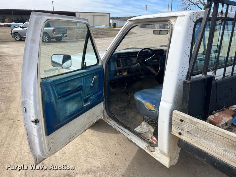 image for item KR9591 1984 Ford F250  flatbed pickup truck